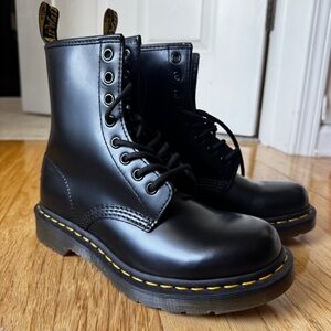 Dr. Martens 1460 SMOOTH LEATHER LACE UP BOOTS
